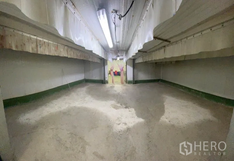 工厂 出售在Mueang Samut Sakhon, Samut Sakhon - 空置速冻间，荧光照明，保温墙板与中心排水沟。