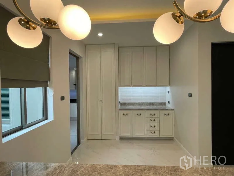 บ้าน ให้เช่าหรือขายในLat Krabang, Bangkok - แพนทรีบิวท์อินสไตล์คลาสสิก พร้อมโคมไฟห้อย ใกล้ครัว