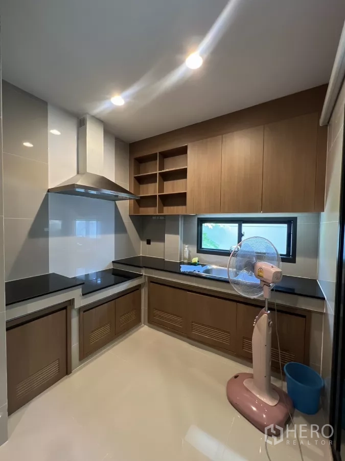 บ้าน ให้เช่าในBang Kapi, Bangkok - มุมครัวอีกด้าน โชว์ตู้ลอยและไฟส่องสว่างจัดเก็บสะดวก
