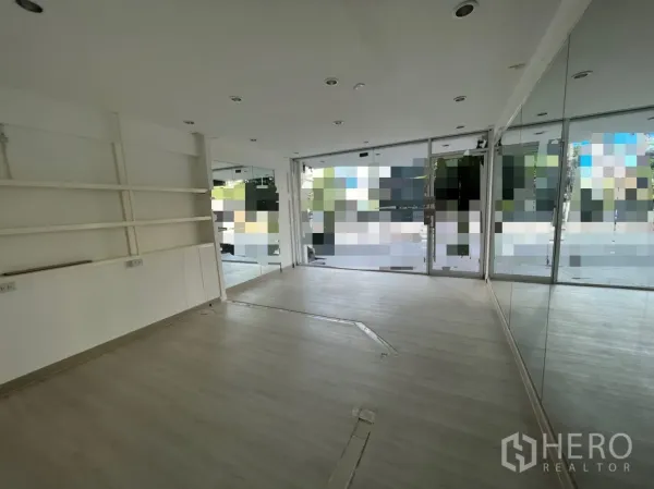 零售空间 出租在Bangkok - 采光充足的展示厅，整面落地窗与镜面墙和壁架