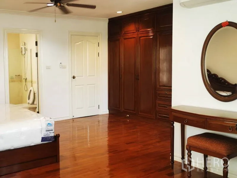独立式住宅 出租在Mueang Samut Prakan, Samut Prakan - 宽敞卧室，内置木衣柜、梳妆台和套内卫生间