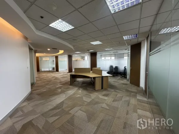 办公空间 出租在Watthana, Bangkok - 开放式办公室，中央工位，玻璃隔断会议室与网格灯。