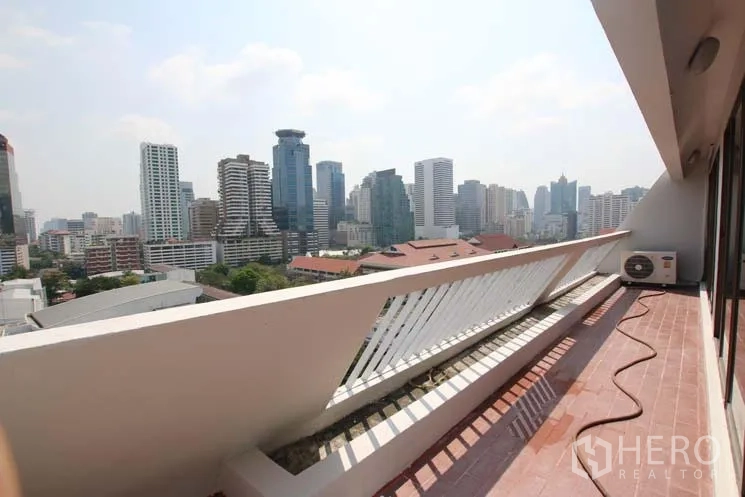 คอนโด ขายในWatthana, Bangkok - ระเบียงยาวชมวิวตึกสูงย่านสุขุมวิท เขตวัฒนา