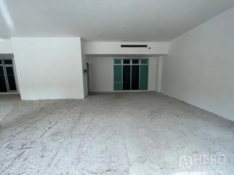 零售空间 出租 - 无柱大开间地面区域，适合展示厅或门店