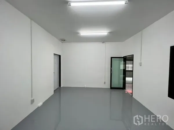 คลังสินค้า ให้เช่าในLat Phrao, Bangkok - ห้องออฟฟิศภายในโกดัง พื้นอีพ็อกซี่ ผนังขาว และไฟเพดาน LED