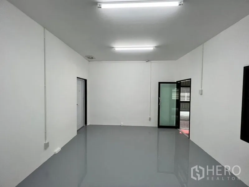 คลังสินค้า ให้เช่าในLat Phrao, Bangkok - ห้องออฟฟิศภายในโกดัง พื้นอีพ็อกซี่ ผนังขาว และไฟเพดาน LED