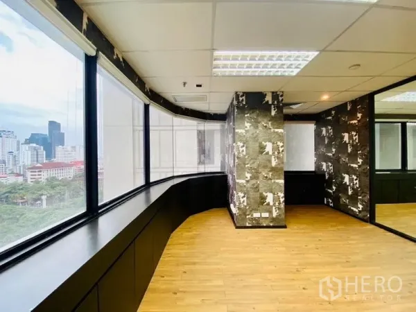 สำนักงาน ให้เช่าหรือขายในWatthana, Bangkok - มุมสำนักงานกระจกโค้ง พื้นไม้ และวิวสกายไลน์กรุงเทพฯ