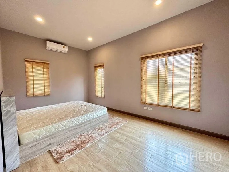 Detached House for rent in Khlong Sam Wa, Bangkok - Spacious master bedroom with mattress, wooden blinds and air conditioning