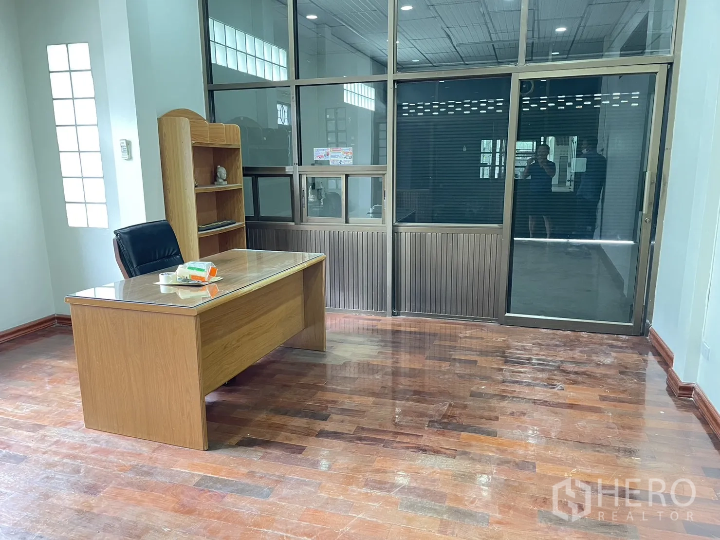 工厂 出租或出售在Pathum Thani - 玻璃隔断办公室，木质办公桌与亮面木地板。