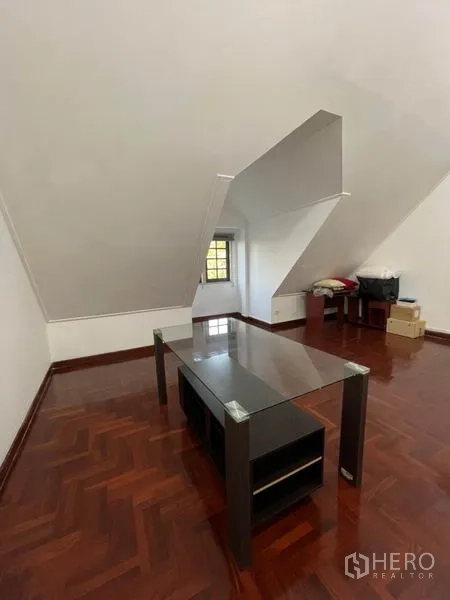 ทาวน์เฮาส์ ให้เช่าในKhlong Toei, Bangkok - ห้องใต้หลังคามุมมองอื่น ผนังลาดพร้อมโต๊ะมินิมอลบนพื้นไม้