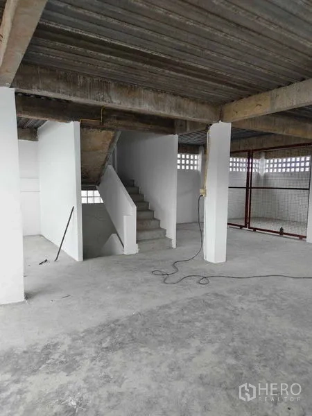 คลังสินค้า ให้เช่าในPhra Khanong, Bangkok - บันไดภายในเชื่อมต่อชั้นลอยของโกดังอุตสาหกรรม