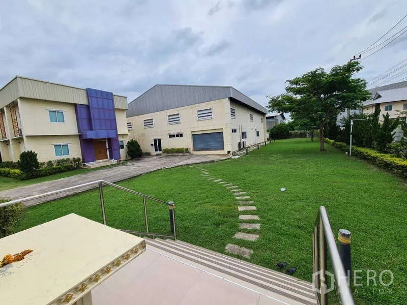 货栈 出售在Bang Phli, Samut Prakan - 园区视角：车道、卷帘装卸口与大面积草坪