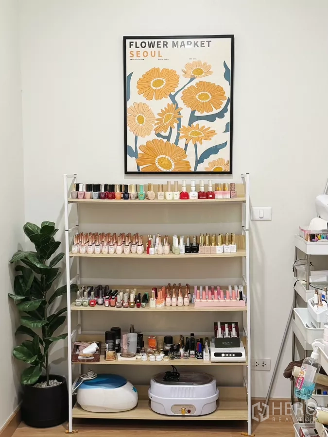 零售空间 出租 - 开放式层架陈列多色指甲油与美甲工具，墙挂花卉装饰画。