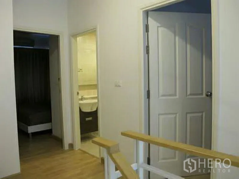 ทาวน์เฮาส์ ให้เช่าหรือขายในWang Thonglang, Bangkok - โถงชั้นบนพร้อมราวไม้ ประตูเชื่อมไปยังห้องนอนและห้องน้ำ