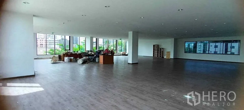 办公空间 出租在Khlong San, Bangkok - 大型工作区，落地窗可见城市与绿意景观。