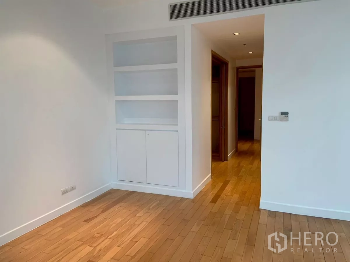คอนโด ให้เช่าในKhlong Toei, Bangkok - ห้องนอนพร้อมชั้นวางและตู้บิวท์อิน ผนังสีขาว พื้นไม้