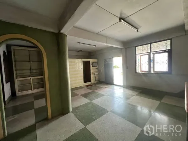 อาคารพาณิชย์ ให้เช่าในSuan Luang, Bangkok - พื้นที่ชั้นล่างรับแสงธรรมชาติ พื้นลายตาราง และประตูโค้ง