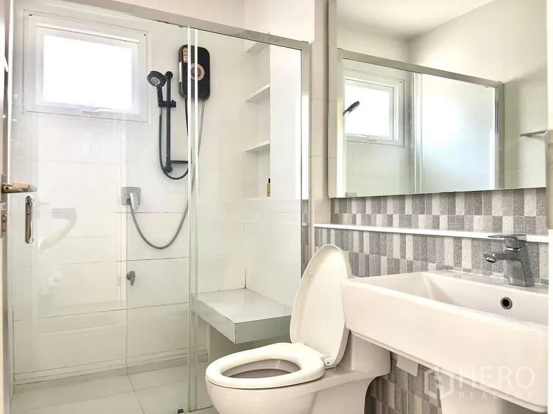 บ้าน ให้เช่าในPrawet, Bangkok - ห้องน้ำสะอาดพร้อมตู้กระจกอาบน้ำ ฝักบัว แบบมีที่นั่ง และกระจกบานกว้าง.