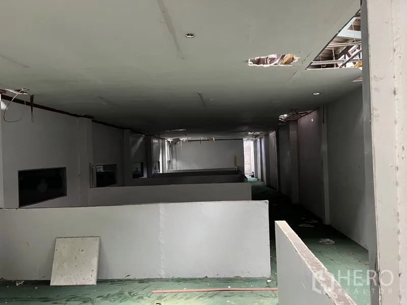 货栈 出租在Bang Kapi, Bangkok - 邦加皮Rama 9区域仓库内部，隔断布局，低天花板需修缮。