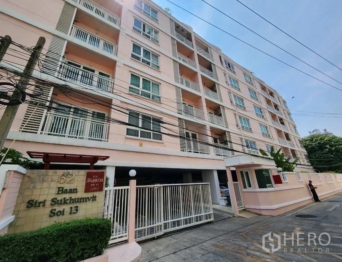 公寓 出租在Khlong Toei, Bangkok - 低层公寓外观，带栅栏入口与项目标识。