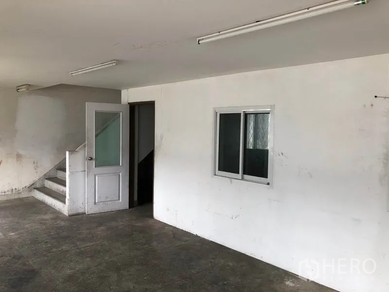 工厂 出租在Nonthaburi - 办公室区域，带通往二层的楼梯与房门。