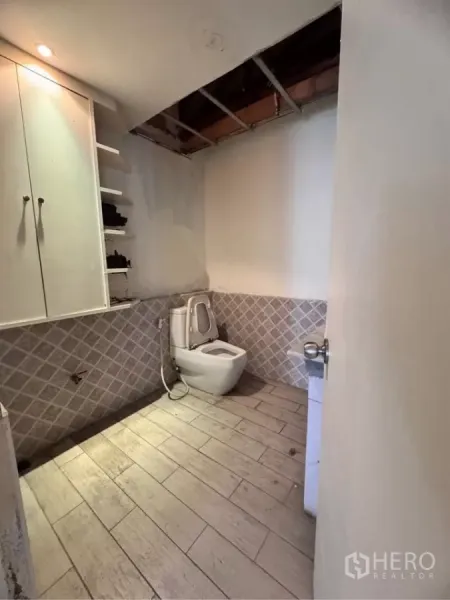 零售空间 出租在Watthana, Bangkok - 小型卫生间，墙地砖面，可按需翻新。