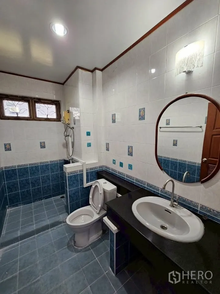 สำนักงานที่บ้าน for rent in Wang Thonglang, Bangkok - ห้องน้ำกระเบื้องโทนน้ำเงิน‑ขาว มีโซนอาบน้ำ โถสุขภัณฑ์ และเคาน์เตอร์อ่างกลม