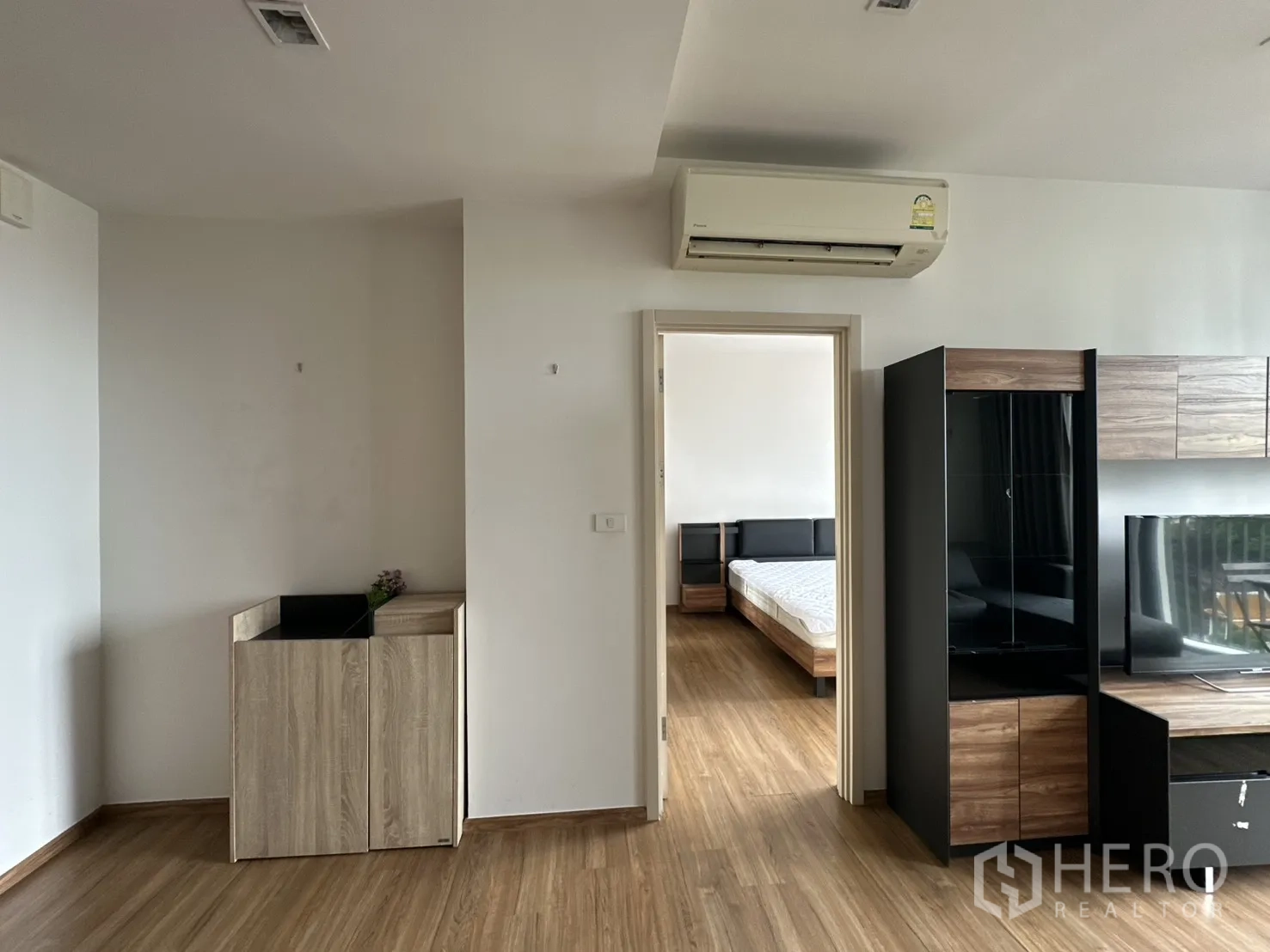 คอนโด for rent in Watthana, Bangkok - มุมทางเดินจากห้องนั่งเล่นสู่ห้องนอน พร้อมแอร์และตู้เก็บของ