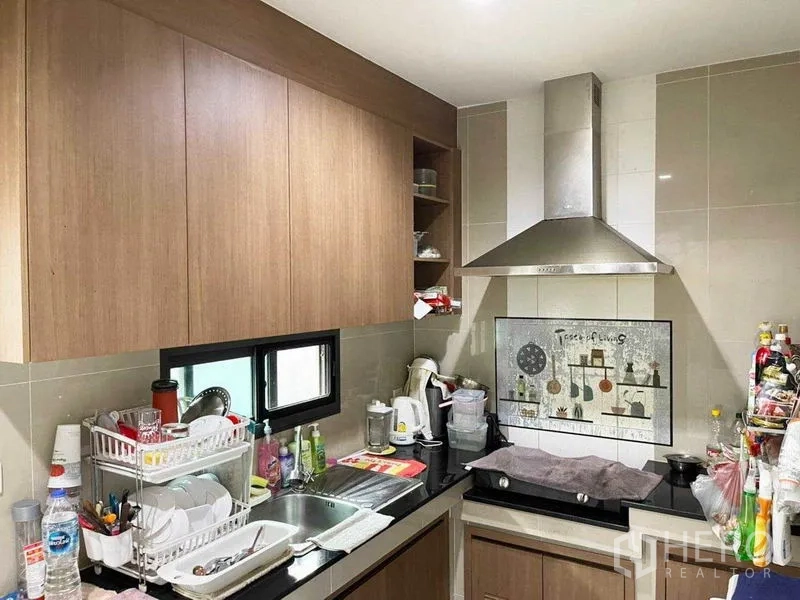 บ้าน ขายในPrawet, Bangkok - ครัวไทยบิวท์อิน ตู้ไม้ อ่างล้างจาน หน้าต่างเล็ก และเครื่องดูดควันสแตนเลส