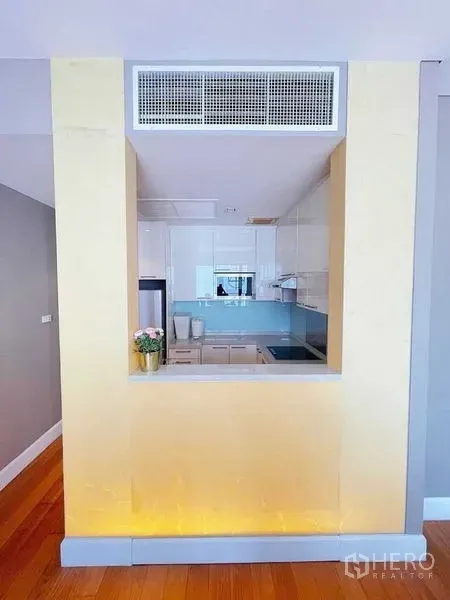 คอนโด ให้เช่าในWatthana, Bangkok - ช่องเสิร์ฟเชื่อมครัวบิวท์อินสีขาว กรอบผนังสีเหลืองพร้อมไฟส่องใต้