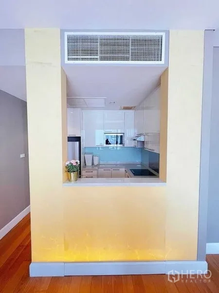 คอนโด ให้เช่าในWatthana, Bangkok - ช่องเสิร์ฟเชื่อมครัวบิวท์อินสีขาว กรอบผนังสีเหลืองพร้อมไฟส่องใต้