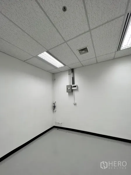 พื้นที่ขายปลีก ให้เช่าในWatthana, Bangkok - มุมห้องมีตู้ไฟ จุดน้ำ และช่องลมแอร์ใต้ฝ้า