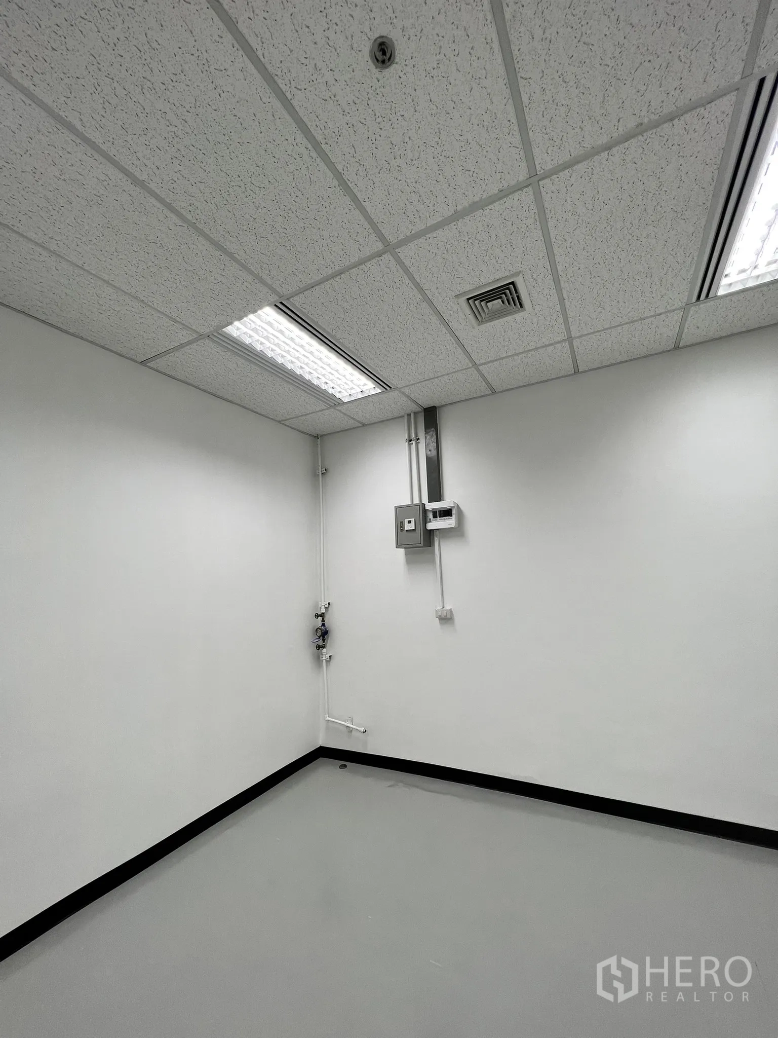 พื้นที่ขายปลีก ให้เช่าในWatthana, Bangkok - มุมห้องมีตู้ไฟ จุดน้ำ และช่องลมแอร์ใต้ฝ้า