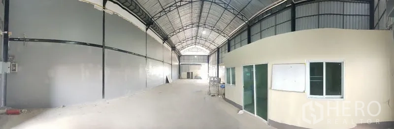 货栈 出租在Bang Phli, Samut Prakan - 仓库全景图，长条形空间、钢结构与内部办公室。