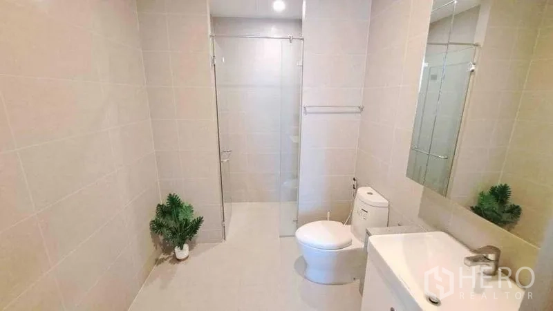 คอนโด ขายในPathum Wan, Bangkok - ห้องน้ำกว้างพร้อมห้องอาบน้ำกระจก สุขภัณฑ์ อ่างล้างหน้า และกระจกบานใหญ่ โทนสีกลาง