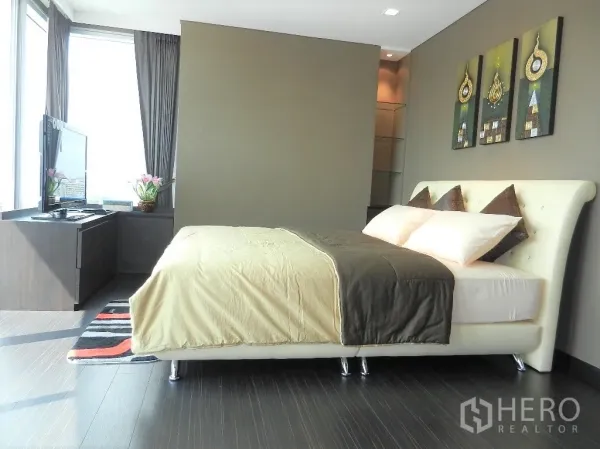 คอนโด ให้เช่าในWatthana, Bangkok - ห้องนอนมาสเตอร์สว่าง พร้อมเตียงบุนวม หน้าต่างมุม และโต๊ะทำงานมองเห็นสกายไลน์
