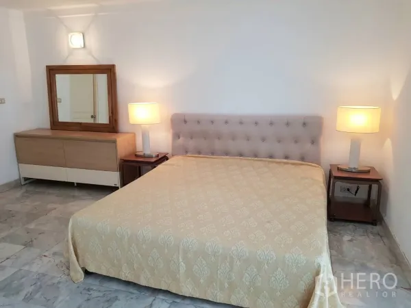 公寓 出租在Khlong Toei, Bangkok - 主卧配软包床头、床头灯与梳妆镜，石材地面