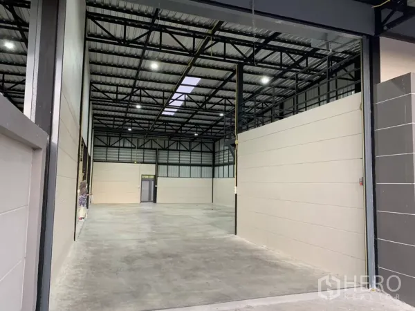 货栈 出租在Bang Bua Thong, Nonthaburi - 宽阔无柱仓库大厅，混凝土地面，高挑屋顶，采光天窗与分隔墙。