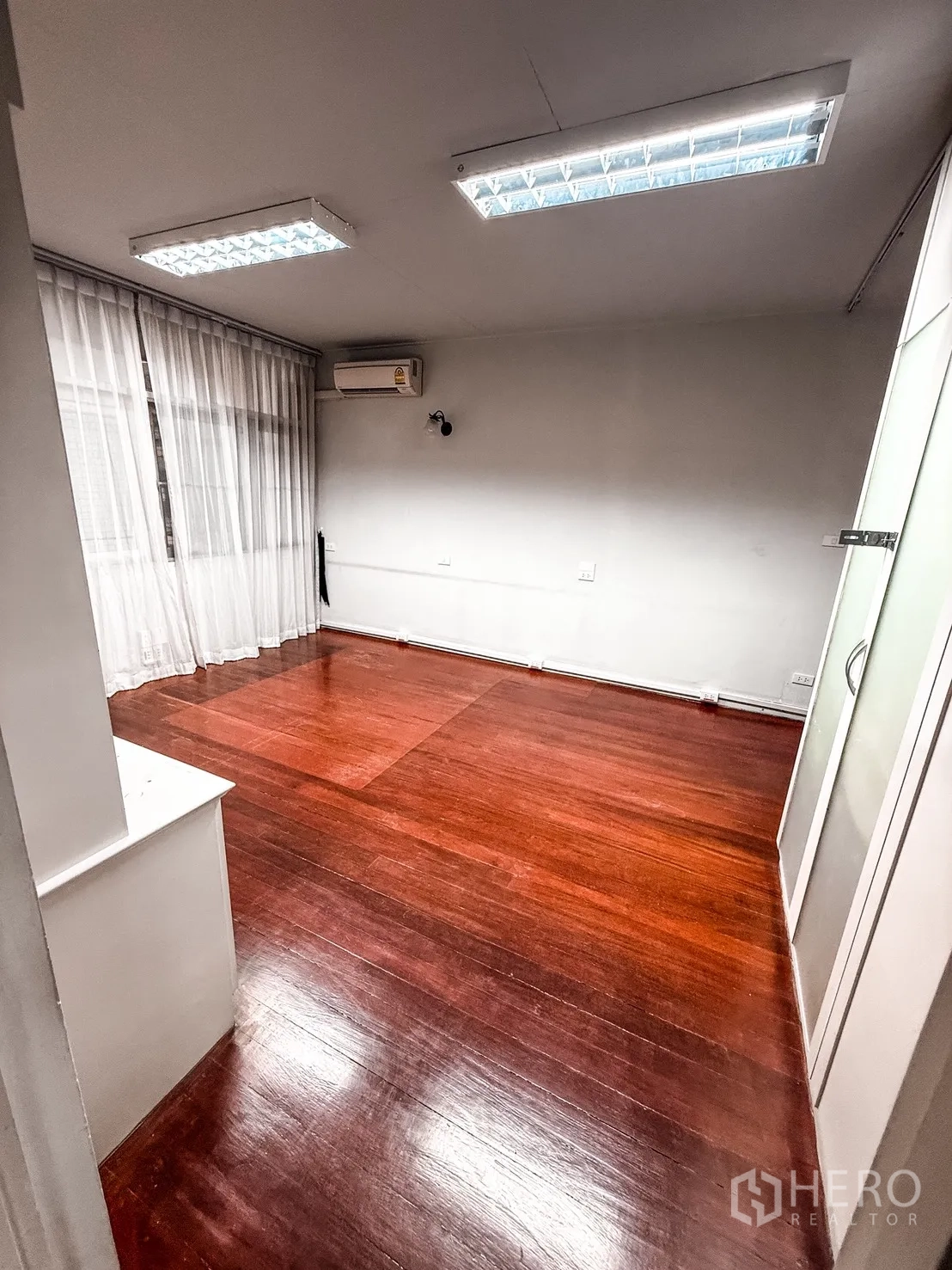 家庭办公室 for rent in Watthana, Bangkok - 空置办公房间，抛光木地板、纱帘、日光灯顶灯及壁挂空调。