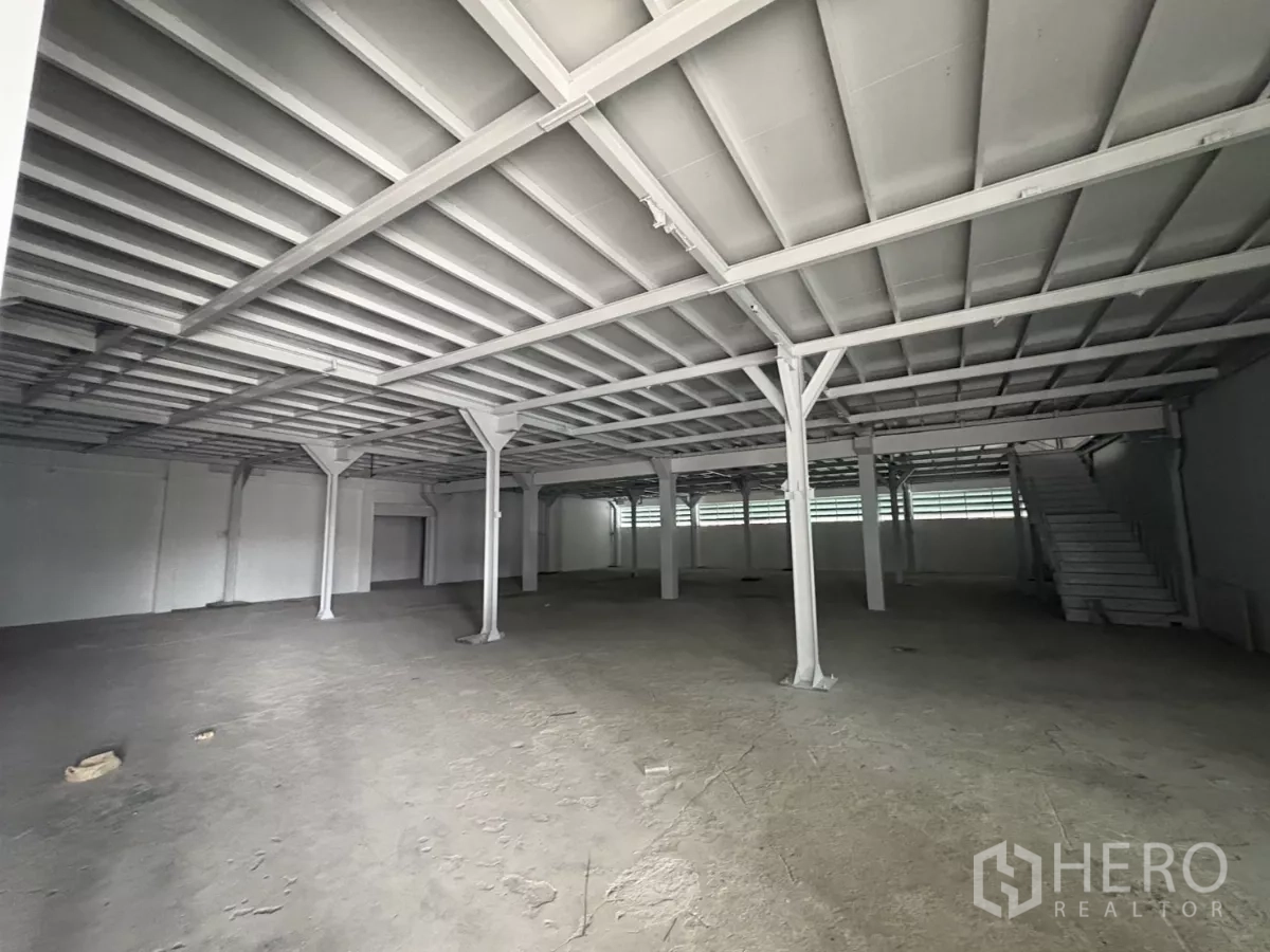 โรงงาน ให้เช่าในKhlong Toei, Bangkok - พื้นที่โกดังชั้นล่าง เสากลางเหล็กและพื้นคอนกรีต