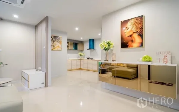 บ้าน ขายในLam Luk Ka, Pathum Thani - พื้นที่นั่งเล่นเชื่อมครัวสว่างไสว ตู้บิลท์อินเงาวาว ไฟดาวน์ไลท์