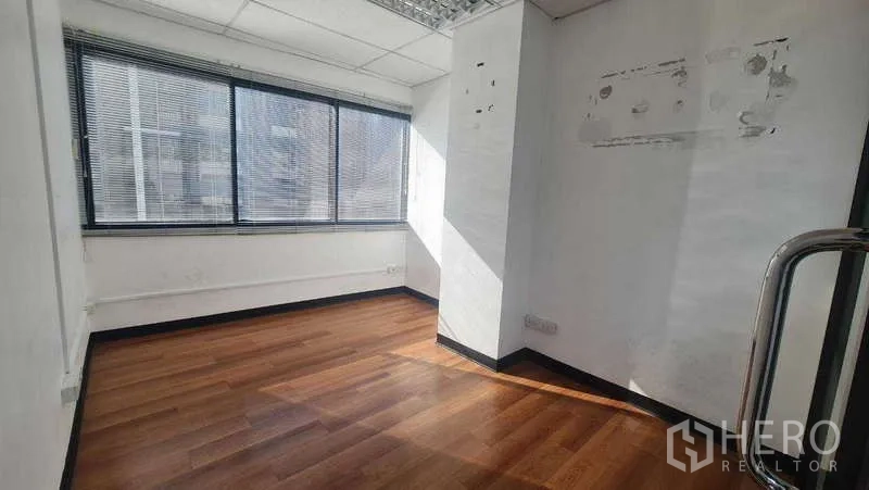 สำนักงาน ให้เช่าในKhlong Toei, Bangkok - ห้องมุมรับแสง มีหน้าต่างบานใหญ่ ม่านบังแสง และพื้นไม้