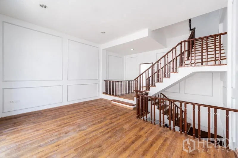 ทาวน์เฮาส์ ขาย - พื้นที่ครอบครัวชั้นบนพื้นไม้กับบันไดรูปตัว L