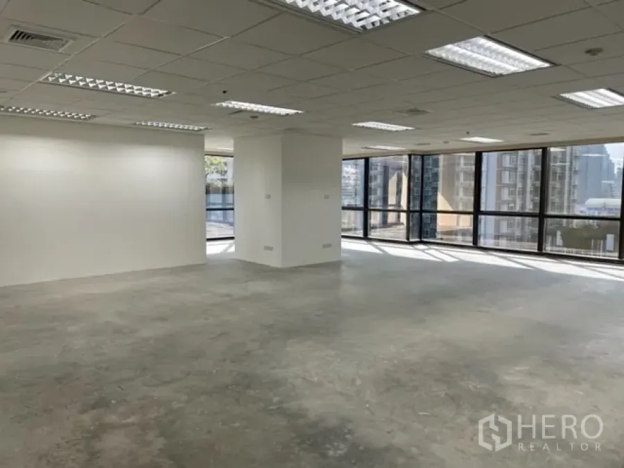 สำนักงาน ให้เช่าในRatchathewi, Bangkok - ออฟฟิศแปลนโล่งสว่าง เพดานฝ้ากริดพร้อมไฟ พื้นคอนกรีต และหน้าต่างกระจกมุมมองเมืองย่านราชเทวี