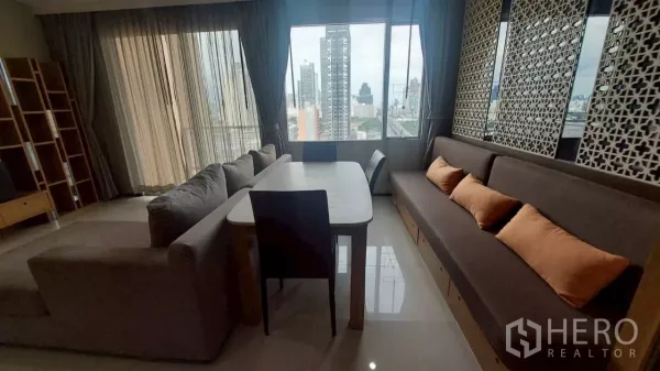 คอนโด ให้เช่าในKhlong San, Bangkok - ม้านั่งบิวท์อินพร้อมหมอนและฉากกั้นลาย ควบคู่หน้าต่างวิวเมือง