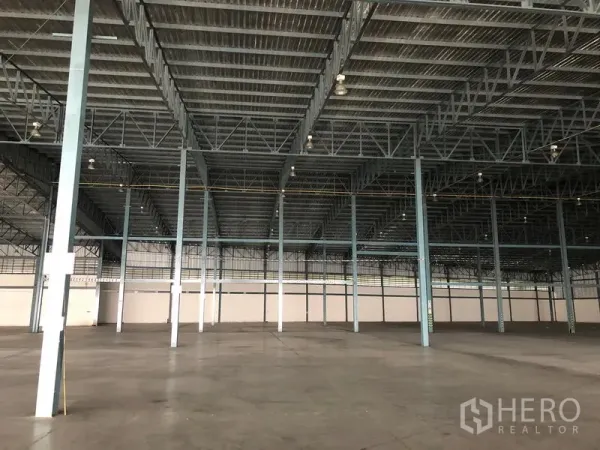 คลังสินค้า ให้เช่าในBang Phli, Samut Prakan - โกดังเพดานสูงคานเหล็ก ไฟสว่าง และระยะเสาเว้นกว้าง