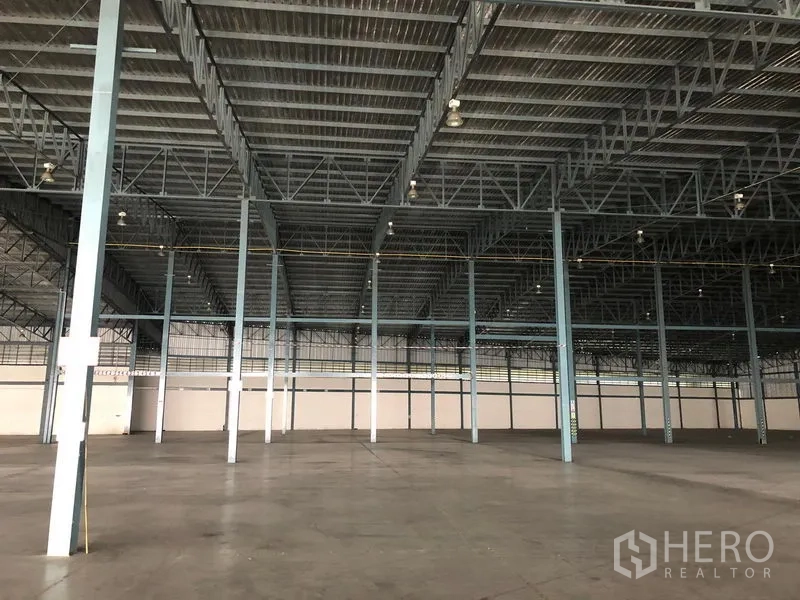 คลังสินค้า ให้เช่าในBang Phli, Samut Prakan - โกดังเพดานสูงคานเหล็ก ไฟสว่าง และระยะเสาเว้นกว้าง