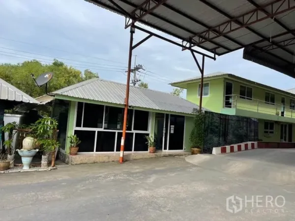 货栈 出售在Lam Luk Ka, Pathum Thani - 棚下的一层与两层办公楼，落地窗与盆栽点缀。