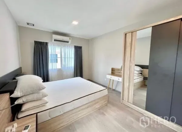 บ้าน ให้เช่า - ห้องนอนที่สองพร้อมเตียง ตู้เสื้อผ้าบานเลื่อนกระจก และโต๊ะทำงาน