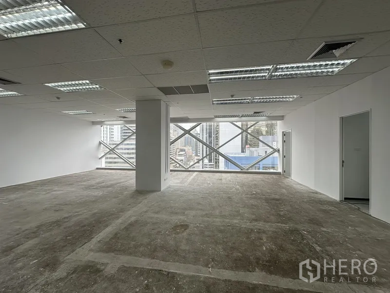 ออฟฟิศ for rent in Watthana, Bangkok - พื้นที่สว่างมีประตูหลายจุดและหน้าต่างพาโนรามา